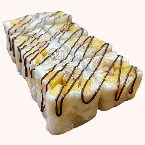 Сладкий ролл с ананасом и бананом